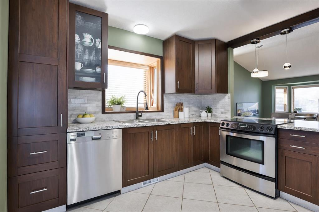 Fifth View of 18 Harvard Crescent W, Varsity Village, Lethbridge, Alberta, T1K 6R4