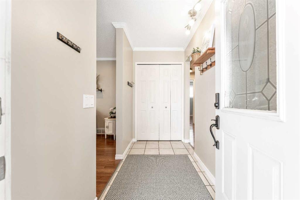 Third View of 804 68 Avenue NW, Huntington Hills, Calgary, Alberta, T2K 0N1