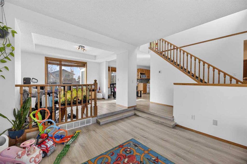 Fifth View of 592 Meadowbrook Bay SE, Meadowbrook, Airdrie, Alberta, T4A2A9