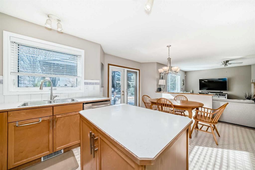 Fifth View of 129 Somerset Drive SW, Somerset, Calgary, Alberta, T2Y 3C8