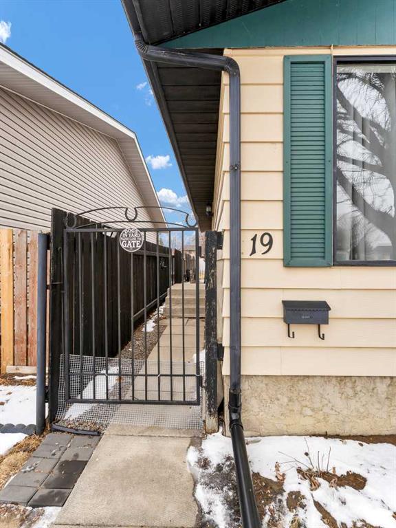 Fifth View of 19 Rossmere Place SE, Ross Glen, Medicine Hat, Alberta, T1B 2L6