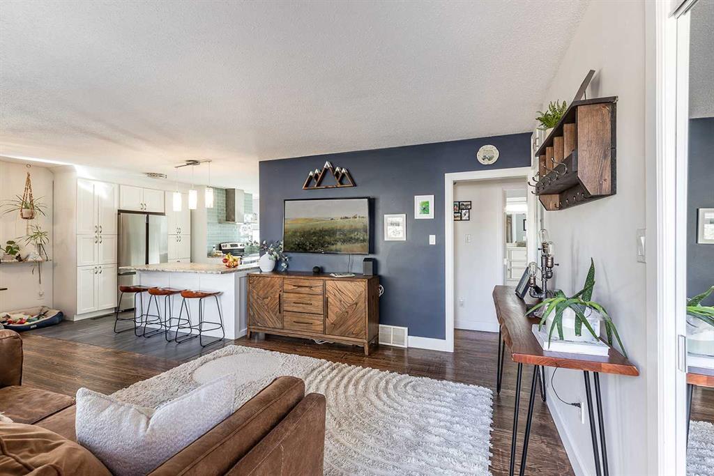 Third View of 683 7 Street SW, SW Hill, Medicine Hat, Alberta, T1A 4K9