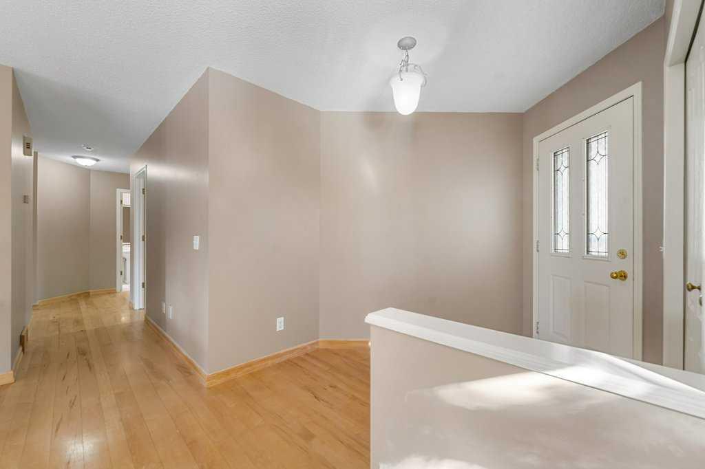 Fifth View of 30 Douglasbank Gardens SE, Douglasdale/Glen, Calgary, Alberta, T2Z 2C9