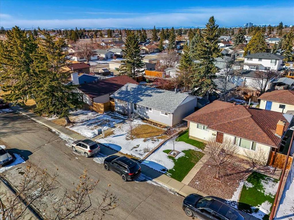 Fourth View of 215 Pinegrove Close NE, Pineridge, Calgary, Alberta, T1Y 1L4