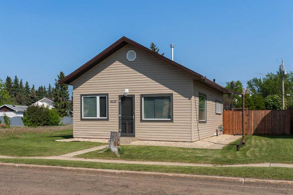 Second View of 5025 54 Street , Daysland, Daysland, Alberta, T0B 1A0