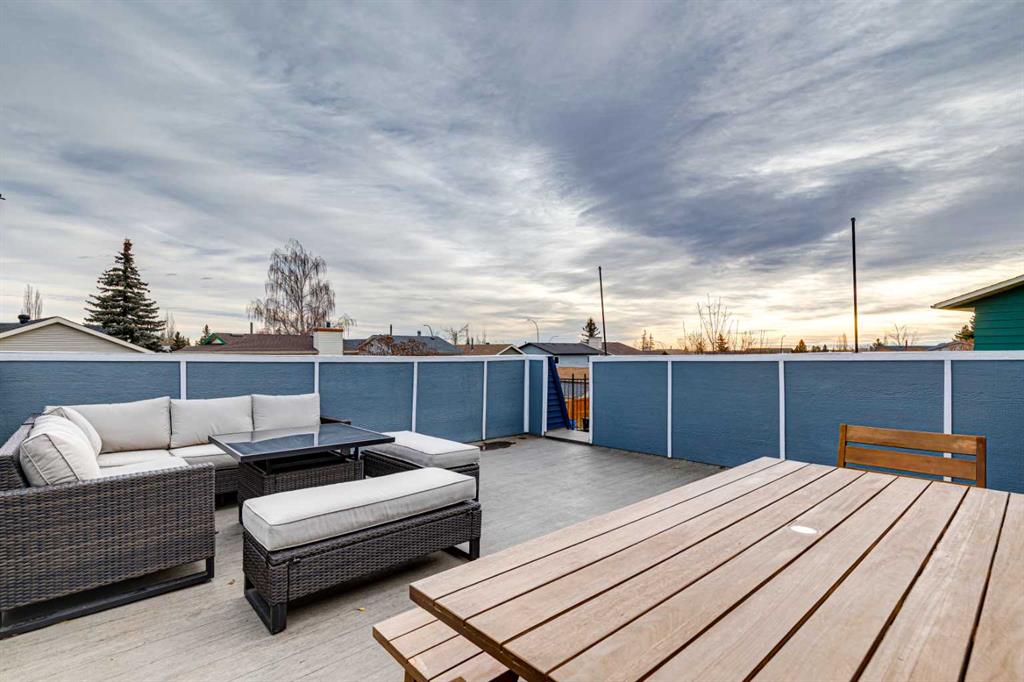 Third View of 44 Shawcliffe Bay SW, Shawnessy, Calgary, Alberta, T2Y1H1