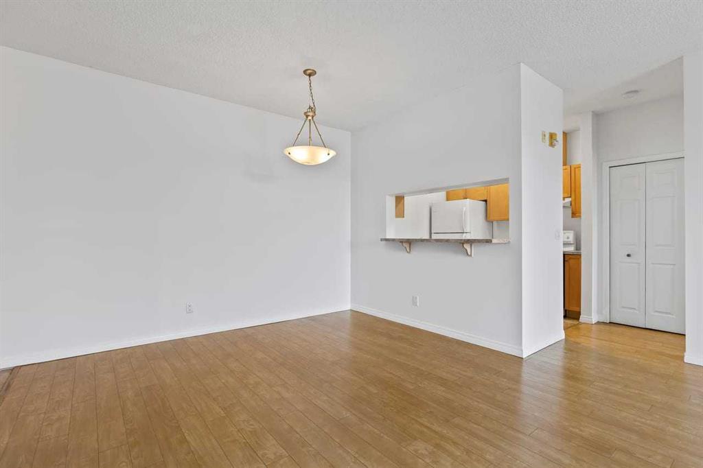 Fifth View of 304, 2022 Canyon Meadows Drive SE, Queensland, Calgary, Alberta, T2J 7H1