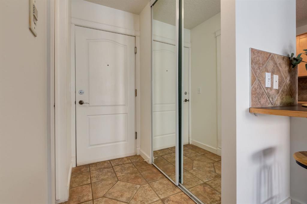 Third View of 105, 308 24 Avenue SW, Mission, Calgary, Alberta, T2S 0K2