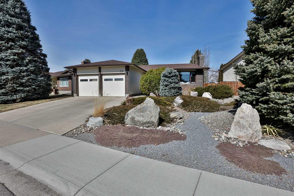 104 Elm Crescent S, A2295381, Alberta,