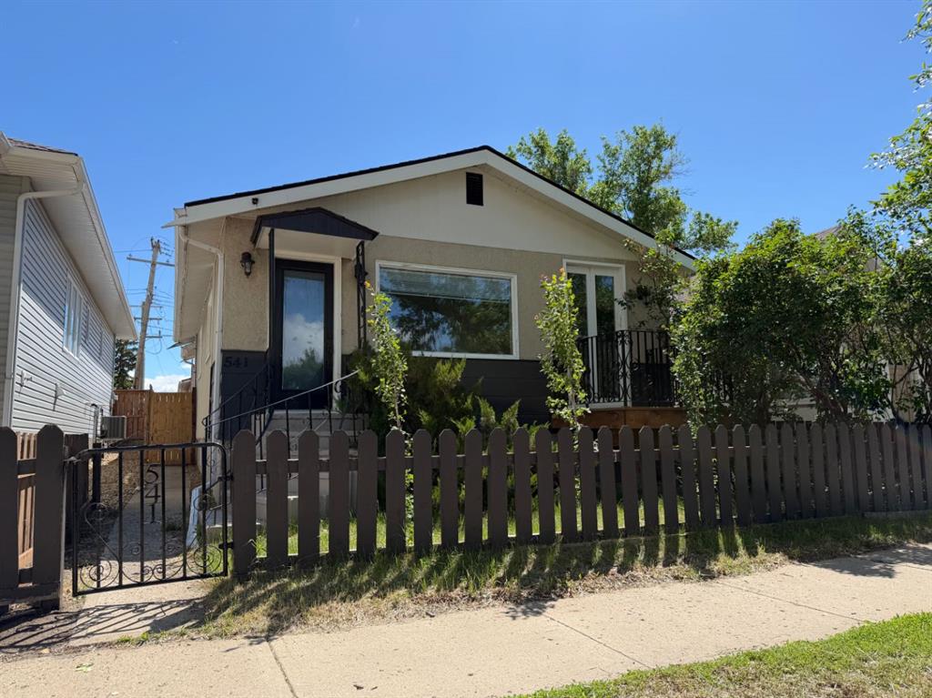 541 3 Avenue W, A2295488, Alberta,
