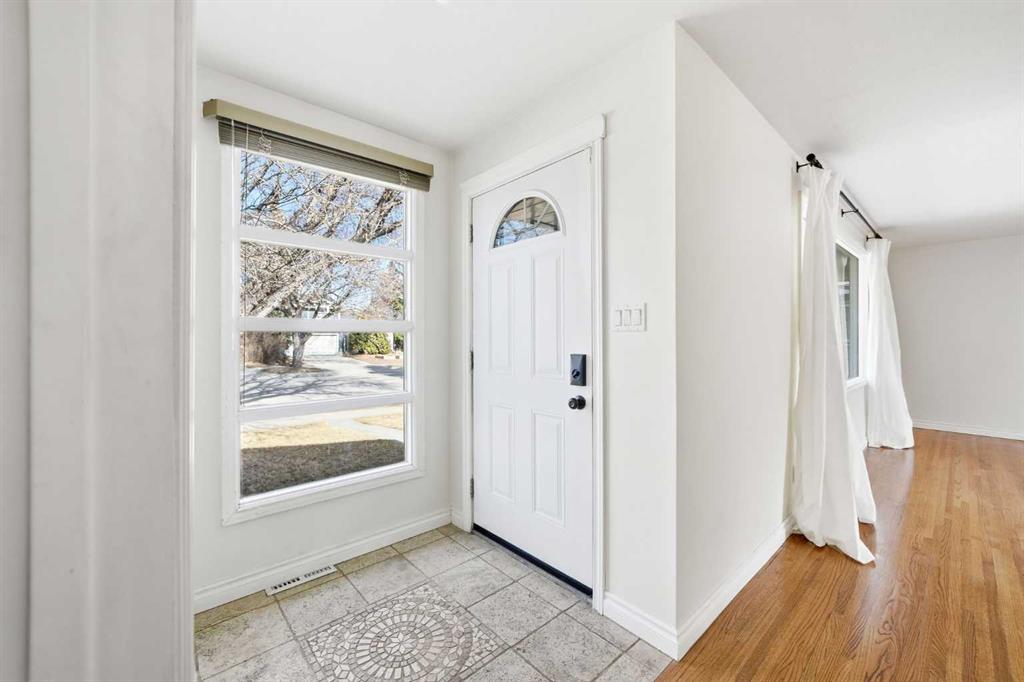 Fifth View of 1447 Northmount Drive NW, Brentwood, Calgary, Alberta, T2L0G7