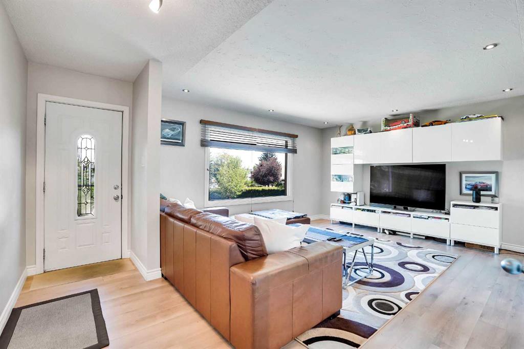 Fifth View of 52 Harrow Crescent SW, Haysboro, Calgary, Alberta, T2V 3A9