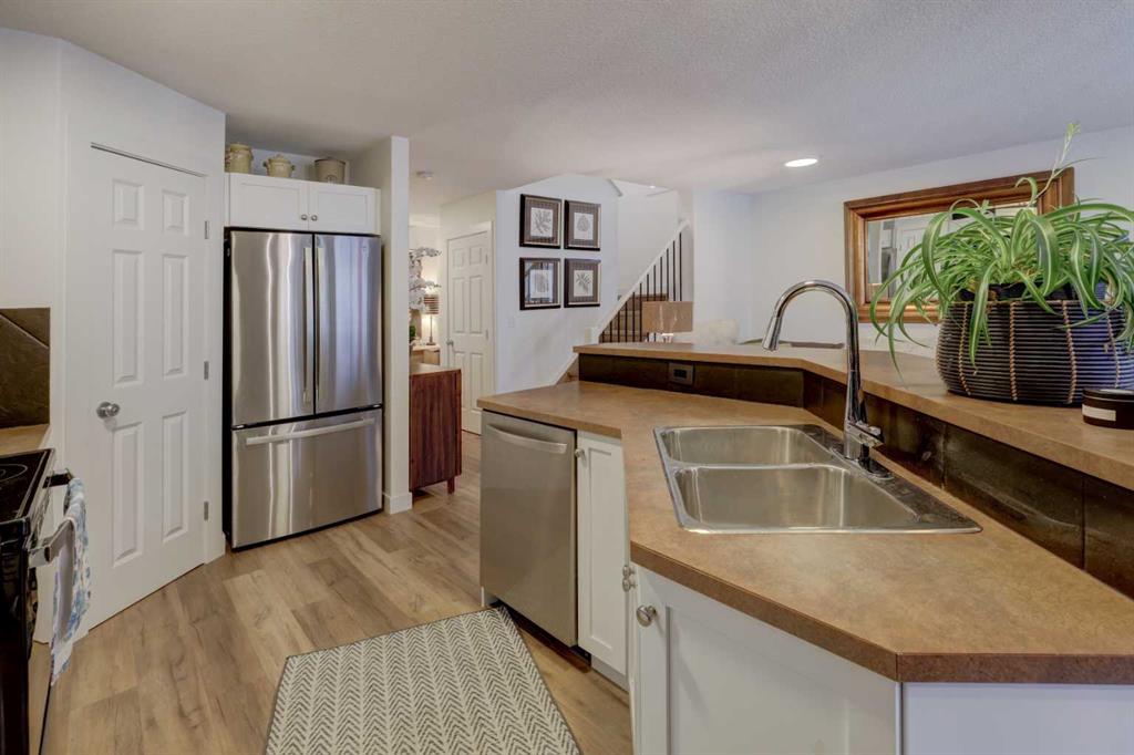 Fifth View of 90 Royal Crest Point NW, Royal Oak, Calgary, Alberta, T3G 5W5