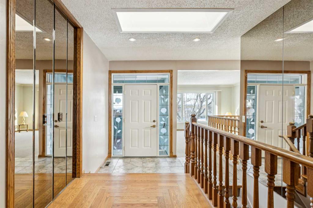 Fifth View of 328 Norseman Road NW, North Haven Upper, Calgary, Alberta, T2K 5M5