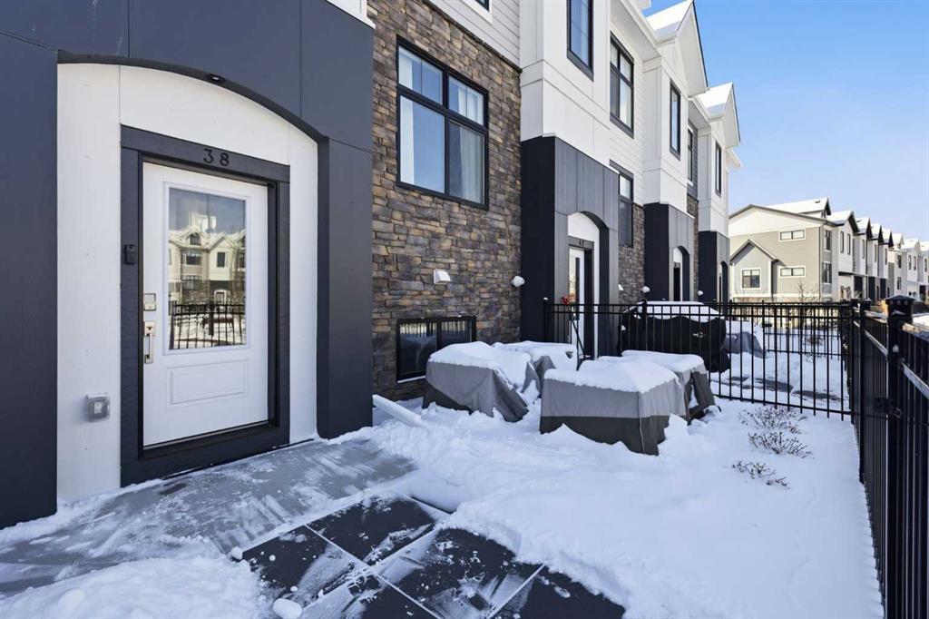 Second View of 38 Les Jardins Park SE, Douglasdale/Glen, Calgary, Alberta, T2C 5V3
