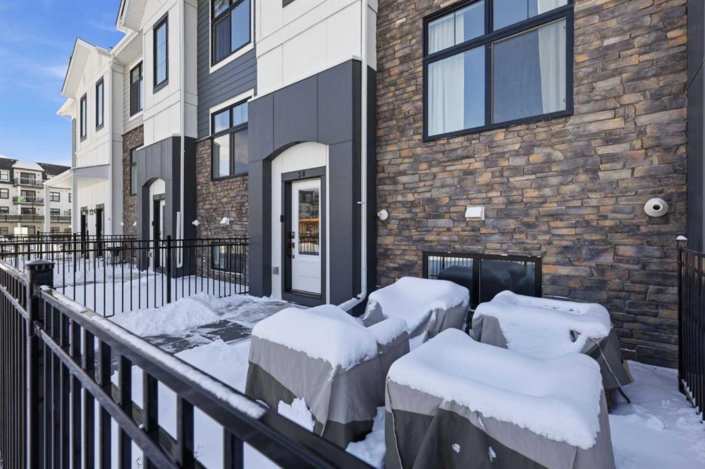 Third View of 38 Les Jardins Park SE, Douglasdale/Glen, Calgary, Alberta, T2C 5V3