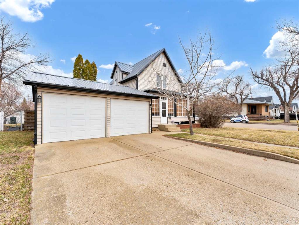 102 4 Street SW, A2298810, Alberta,