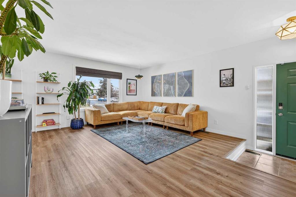 Fifth View of 584 Woodhill Place SW, Woodlands, Calgary, Alberta, T2W 3L5