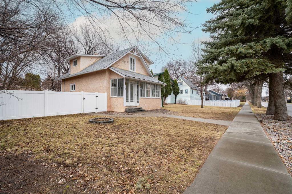 Third View of 15 7 Street SW, SW Hill, Medicine Hat, Alberta, T1A4J8