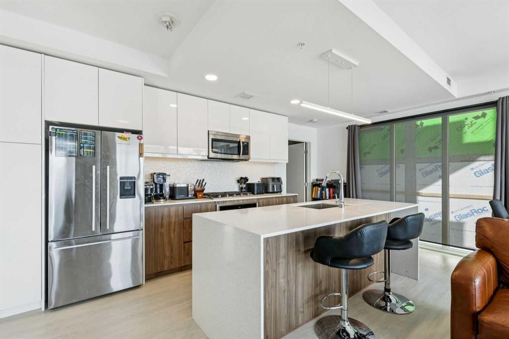 Third View of 211, 327 9A Street NW, Sunnyside, Calgary, Alberta, T2N 1T7