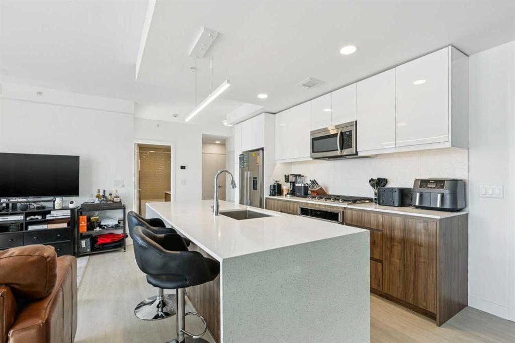 Fourth View of 211, 327 9A Street NW, Sunnyside, Calgary, Alberta, T2N 1T7