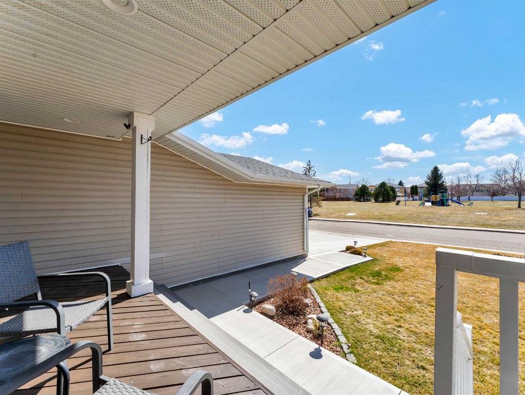 Fourth View of 32 Spruce Close SE, SE Southridge, Medicine Hat, Alberta, T1A7E4
