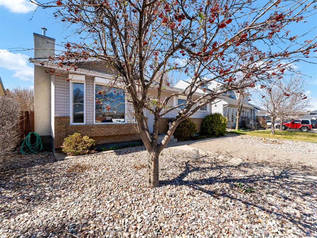 Third View of 32 Smeaton Avenue SE, SE Southridge, Medicine Hat, Alberta, T1B3Y8