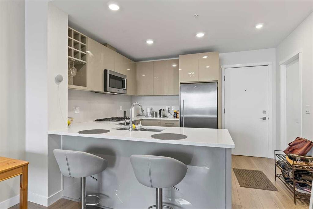 Third View of 209, 301 10 Street NW, Hillhurst, Calgary, Alberta, T2N 1V5