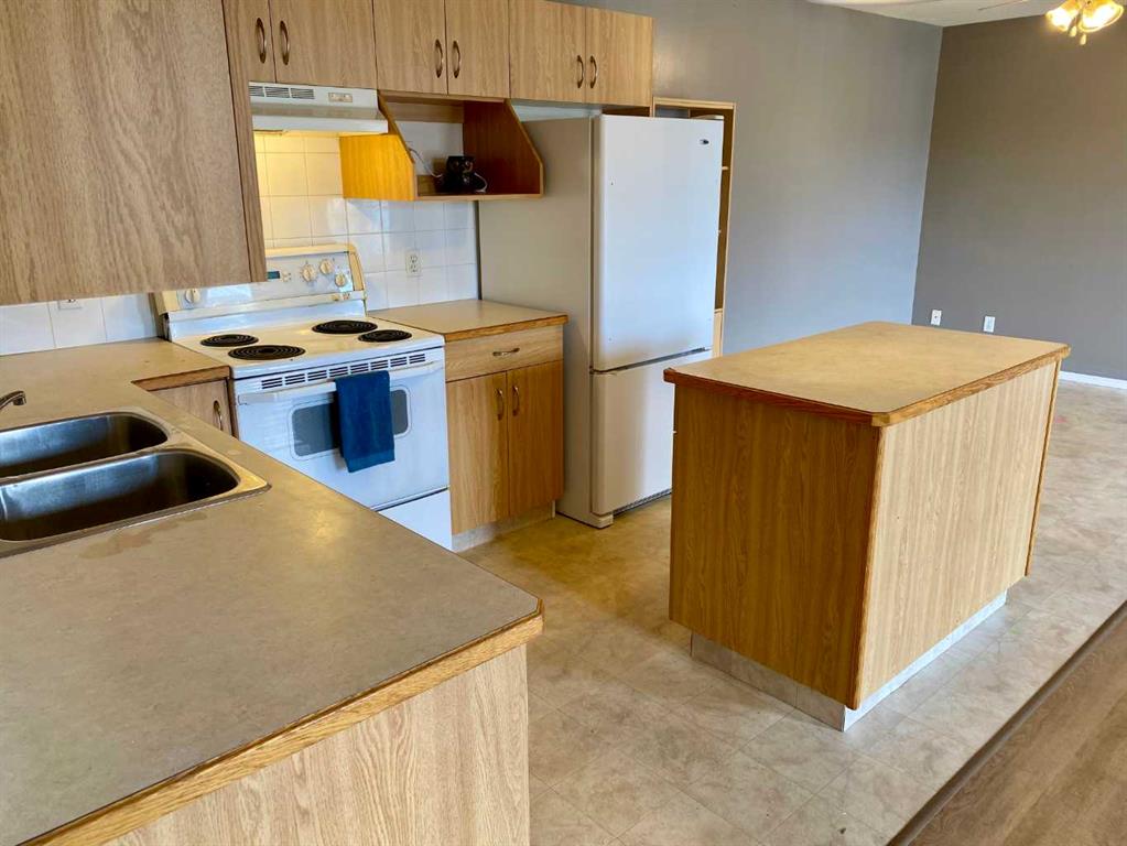 Fifth View of 4, 5 Tartan Boulevard W, West Highlands, Lethbridge, Alberta, T1J 4Y5