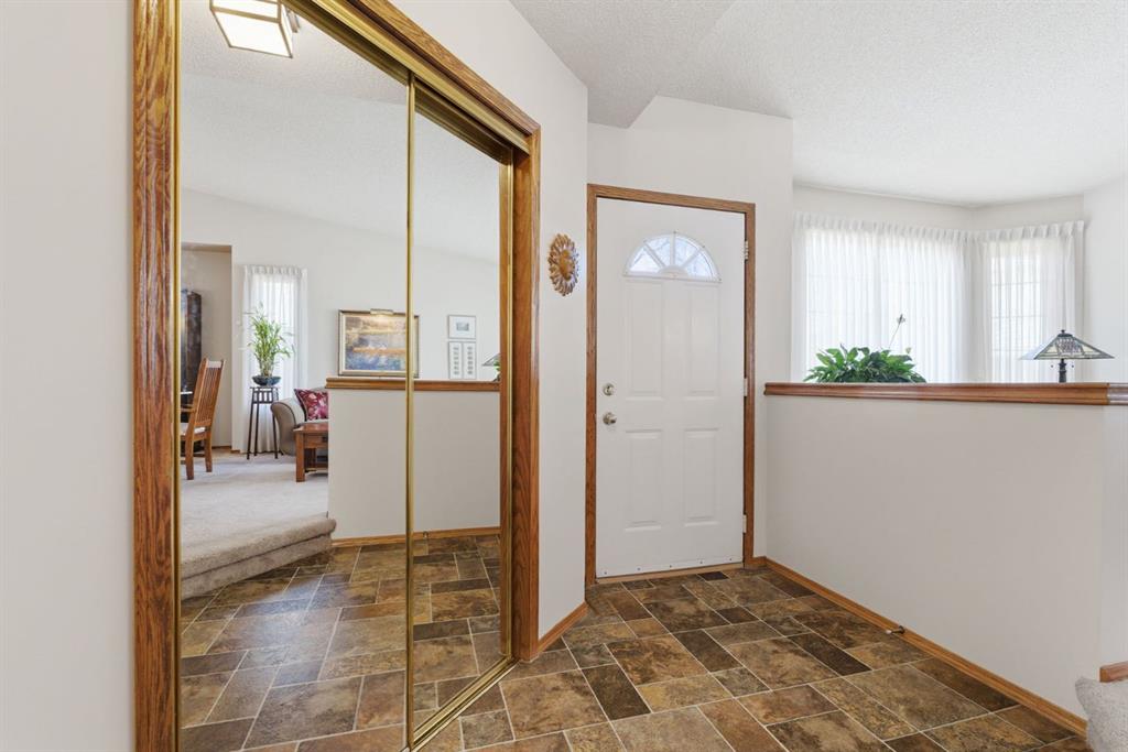 Fourth View of 255 Douglas Woods Drive SE, Douglasdale/Glen, Calgary, Alberta, T2Z 2E8