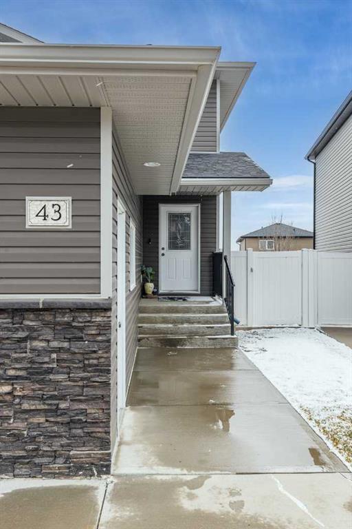 Fourth View of 43 Sterling Link , SE Southridge, Medicine Hat, Alberta, T1B 4N2