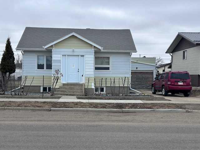 413 2 Avenue W, A2301048, Alberta,