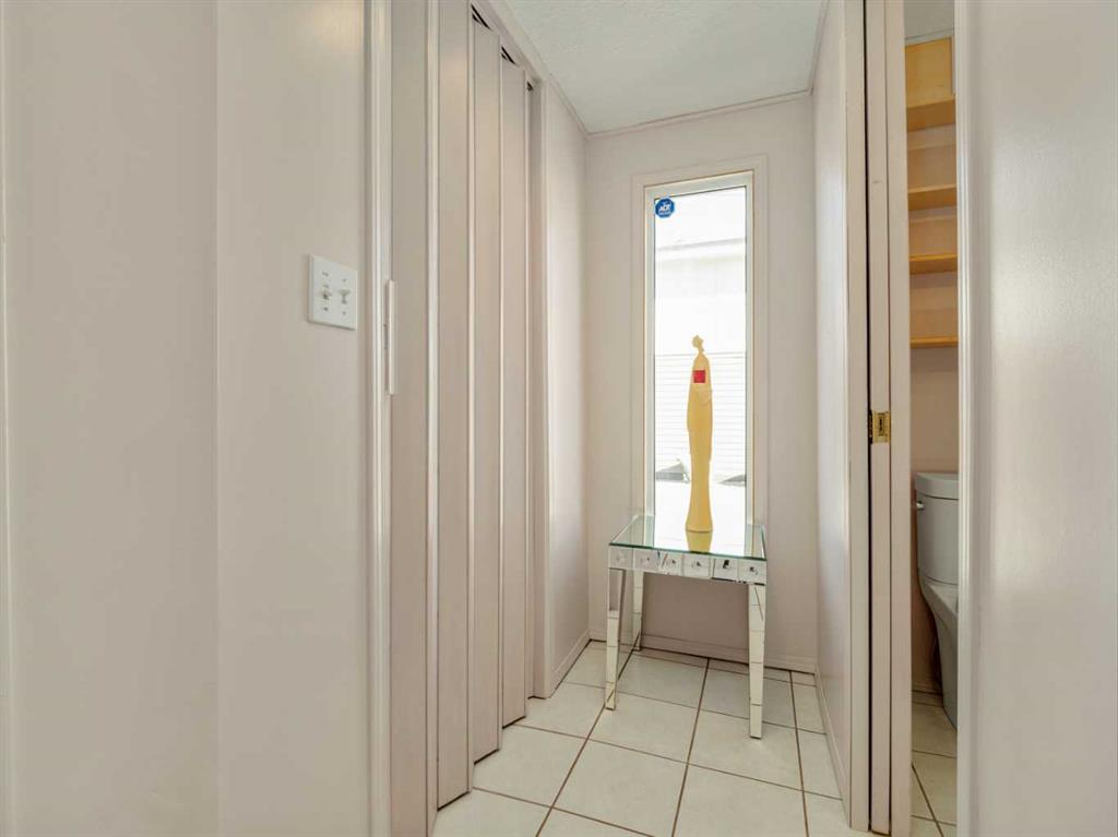 Fifth View of 613 30 Street S, Henderson Lake, Lethbridge, Alberta, T1J 3V2