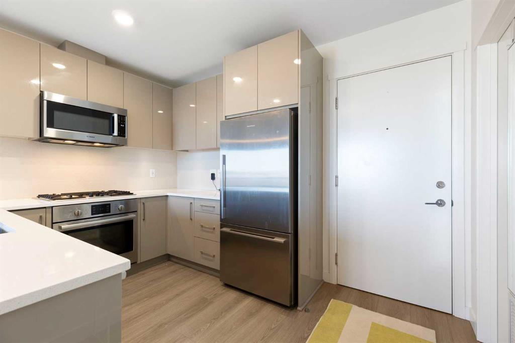 Third View of 611, 301 10 Street NW, Hillhurst, Calgary, Alberta, T2N 1V5