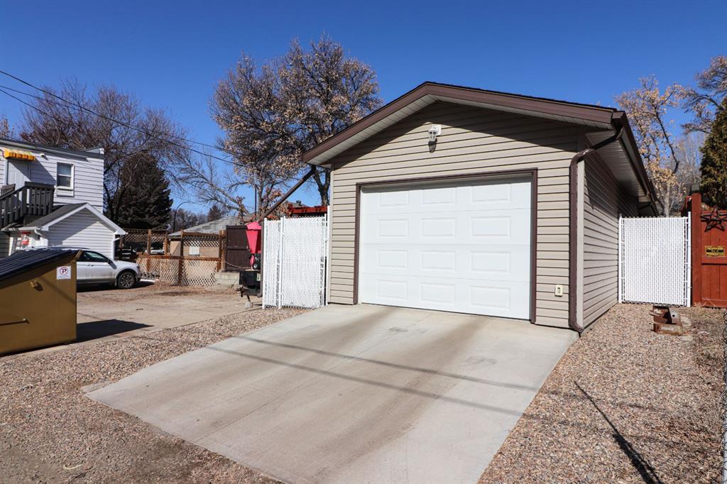 Third View of 211 3 Street NE, Northeast Crescent Heights, Medicine Hat, Alberta, T1A5M4