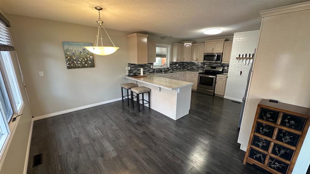 Fourth View of 211 3 Street NE, Northeast Crescent Heights, Medicine Hat, Alberta, T1A5M4