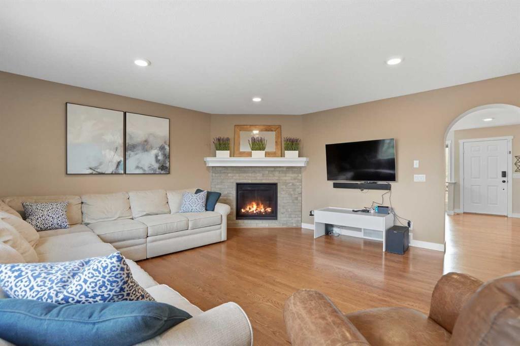 Third View of 444 Douglas Glen Close SE, Douglasdale/Glen, Calgary, Alberta, T2Z 3A4