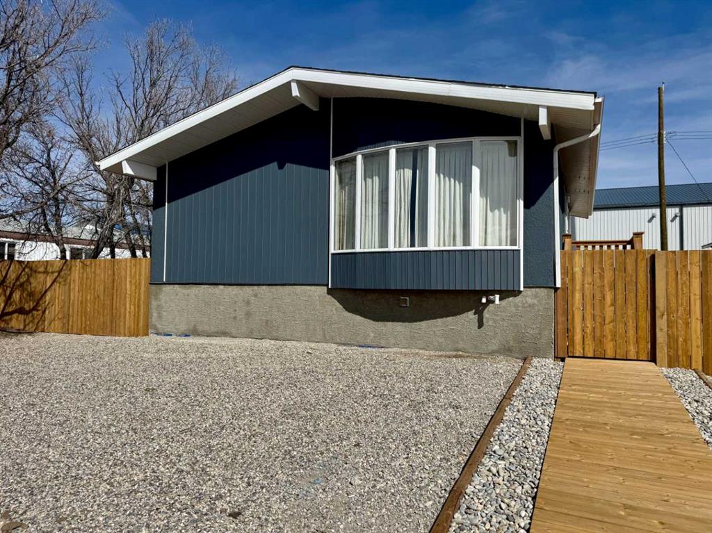 327 11 Street , A2302507, Alberta,