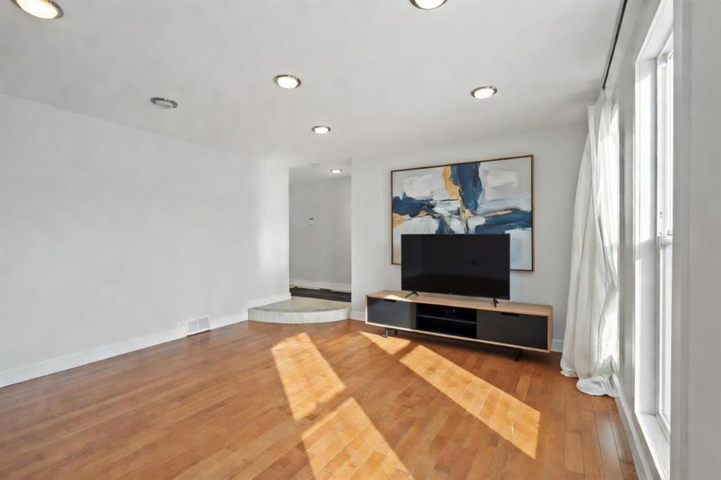 Third View of 208 Woodpark Place SW, Woodlands, Calgary, Alberta, T2M 2S5