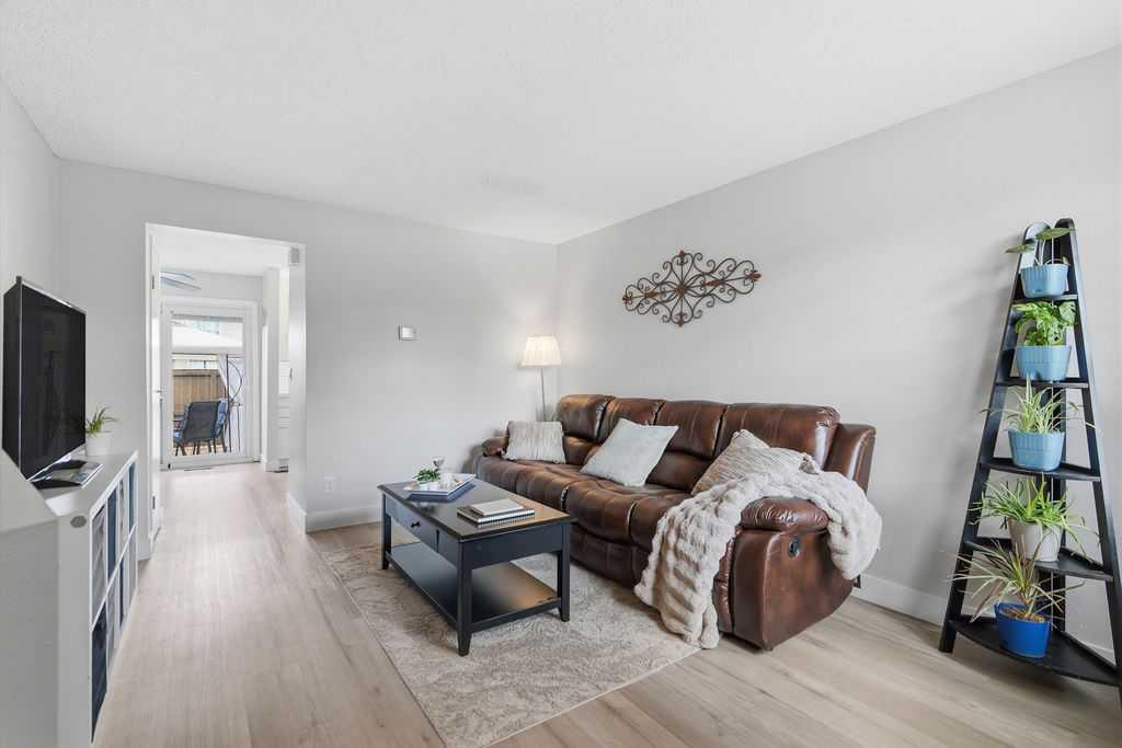 Fifth View of 102, 123 Queensland Drive SE, Queensland, Calgary, Alberta, T2J 5J4