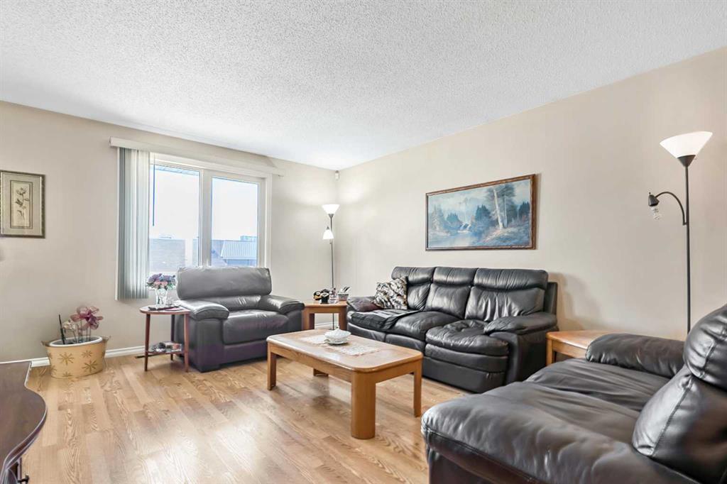 Fourth View of 323 Woodvale Crescent SW, Woodlands, Calgary, Alberta, T2W 3L3