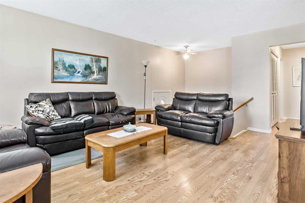 Fifth View of 323 Woodvale Crescent SW, Woodlands, Calgary, Alberta, T2W 3L3