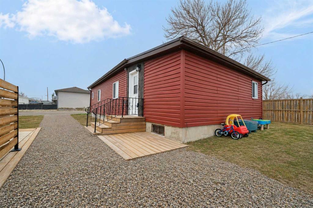 Fourth View of 301 2 Street NW, NONE, Redcliff, Alberta, T0J 2P0