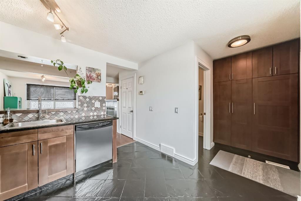 Fourth View of 534 Woodbine Boulevard SW, Woodbine, Calgary, Alberta, T2W 4Z9