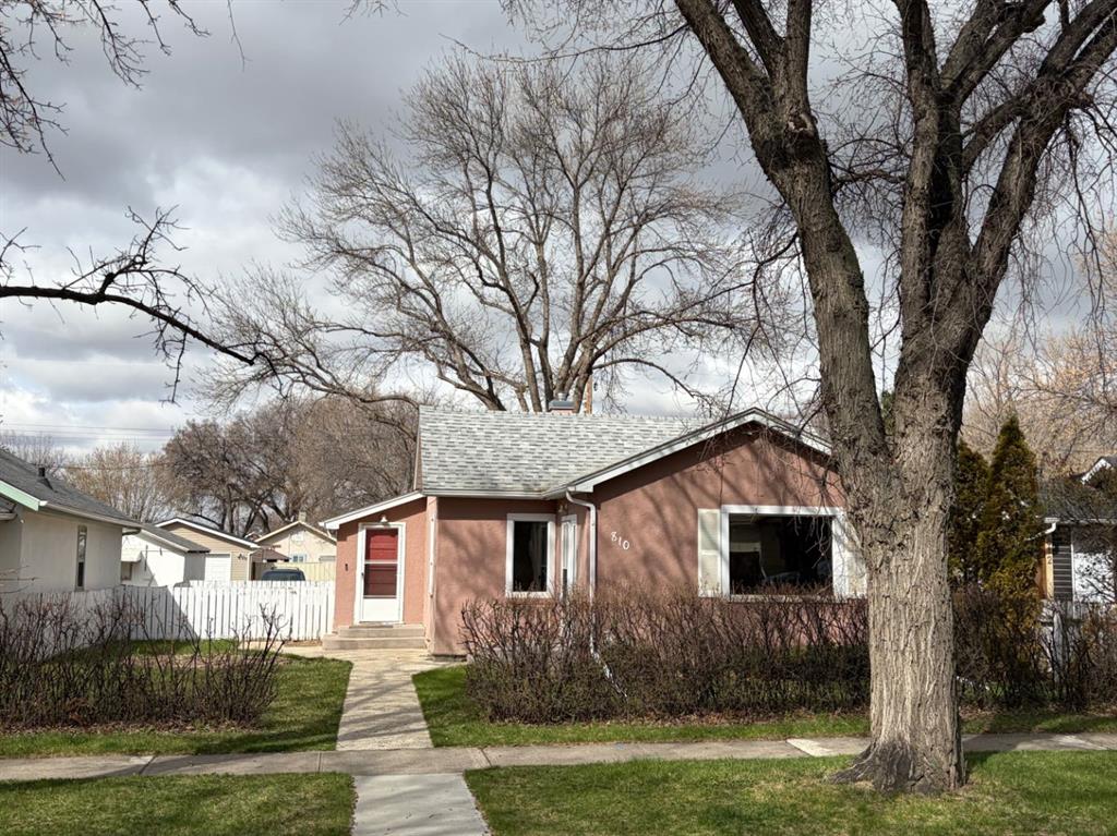 Second View of 810 12A Street N, Senator Buchanan, Lethbridge, Alberta, T1H 2K5