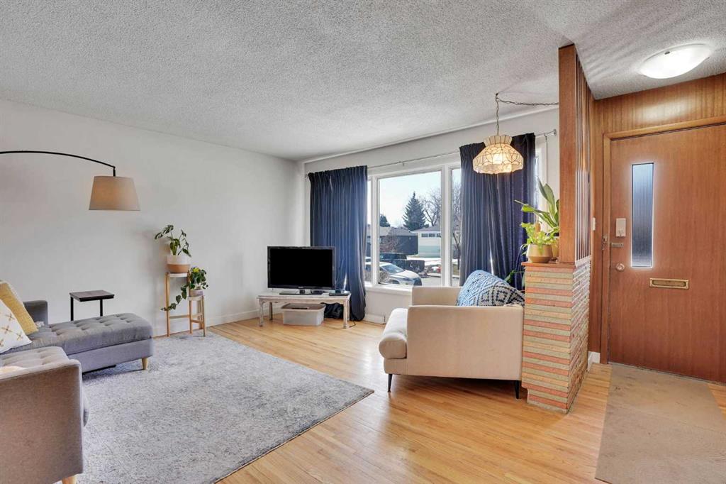 Fifth View of 36 Malibou Road SW, Meadowlark Park, Calgary, Alberta, T2V1W8