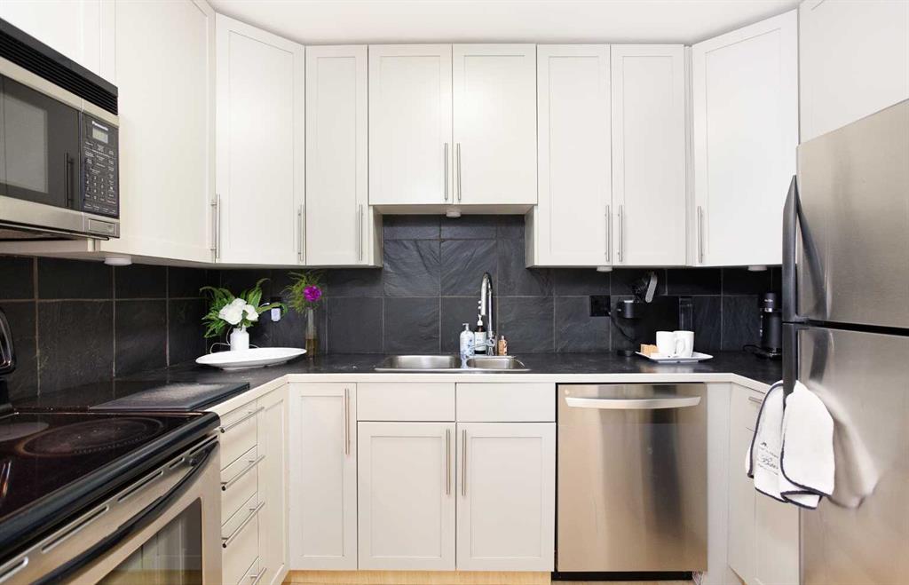 Third View of 354 Brae Glen Road SW, Braeside, Calgary, Alberta, T2W 1B6