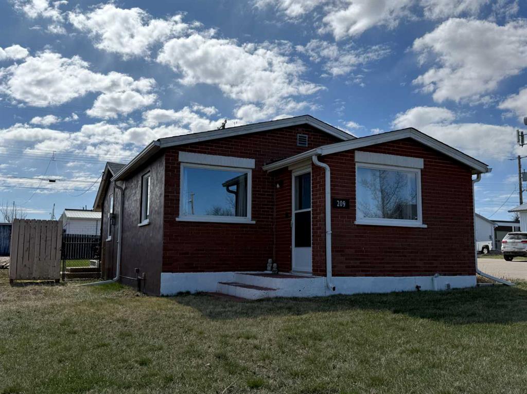 209 1 Street N, A2305991, Alberta,