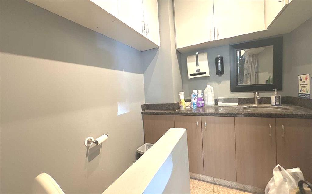 Third View of 106, 233 Centre Street SW, Downtown Commercial Core, Calgary, Alberta, T2G 2B7