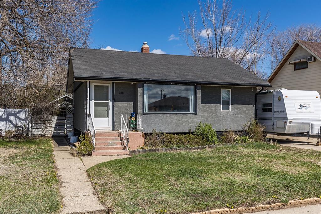 Third View of 228 11 Street SW, SW Hill, Medicine Hat, Alberta, T1A4S4